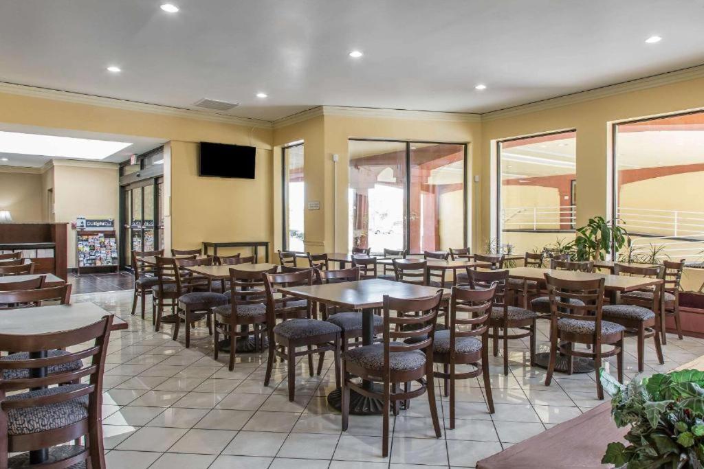 Regency Inn & Suites New London Mystic מראה חיצוני תמונה