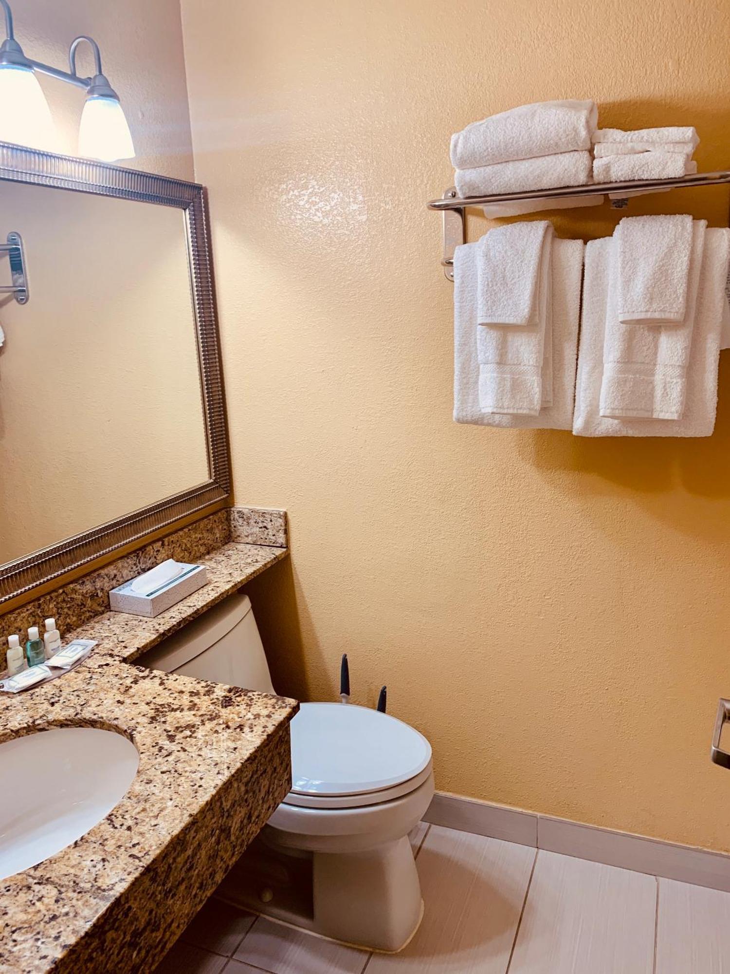 Regency Inn & Suites New London Mystic מראה חיצוני תמונה